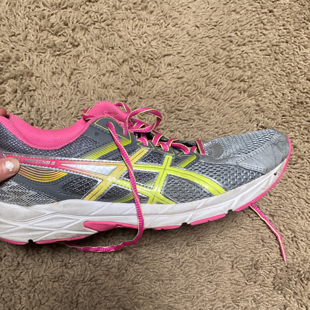 Tennis shoes